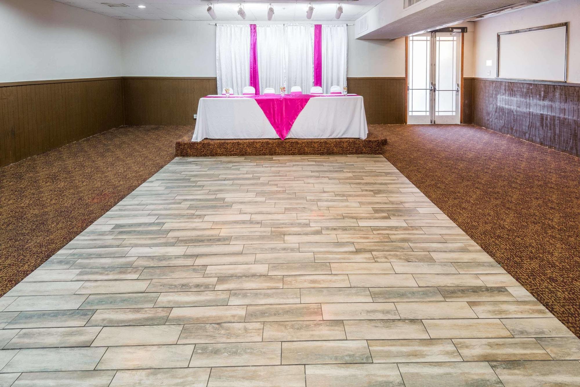 Columbus Grand Hotel & Banquet Center Экстерьер фото