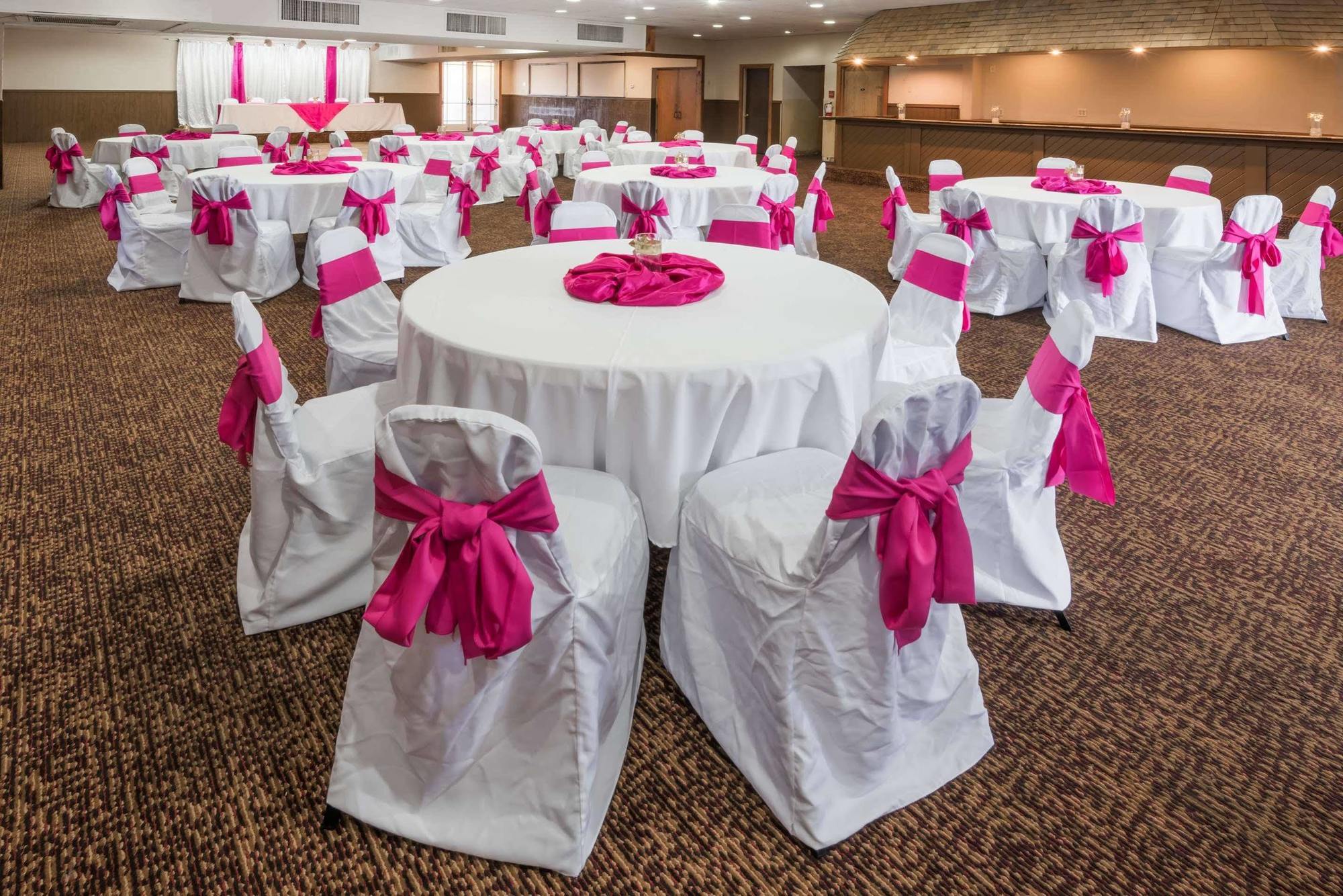 Columbus Grand Hotel & Banquet Center Экстерьер фото